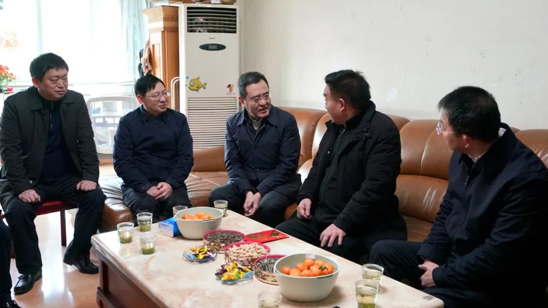省国资委党委书记、主任冯文生等向导走访慰问省人生就是搏集团老党员、老干部